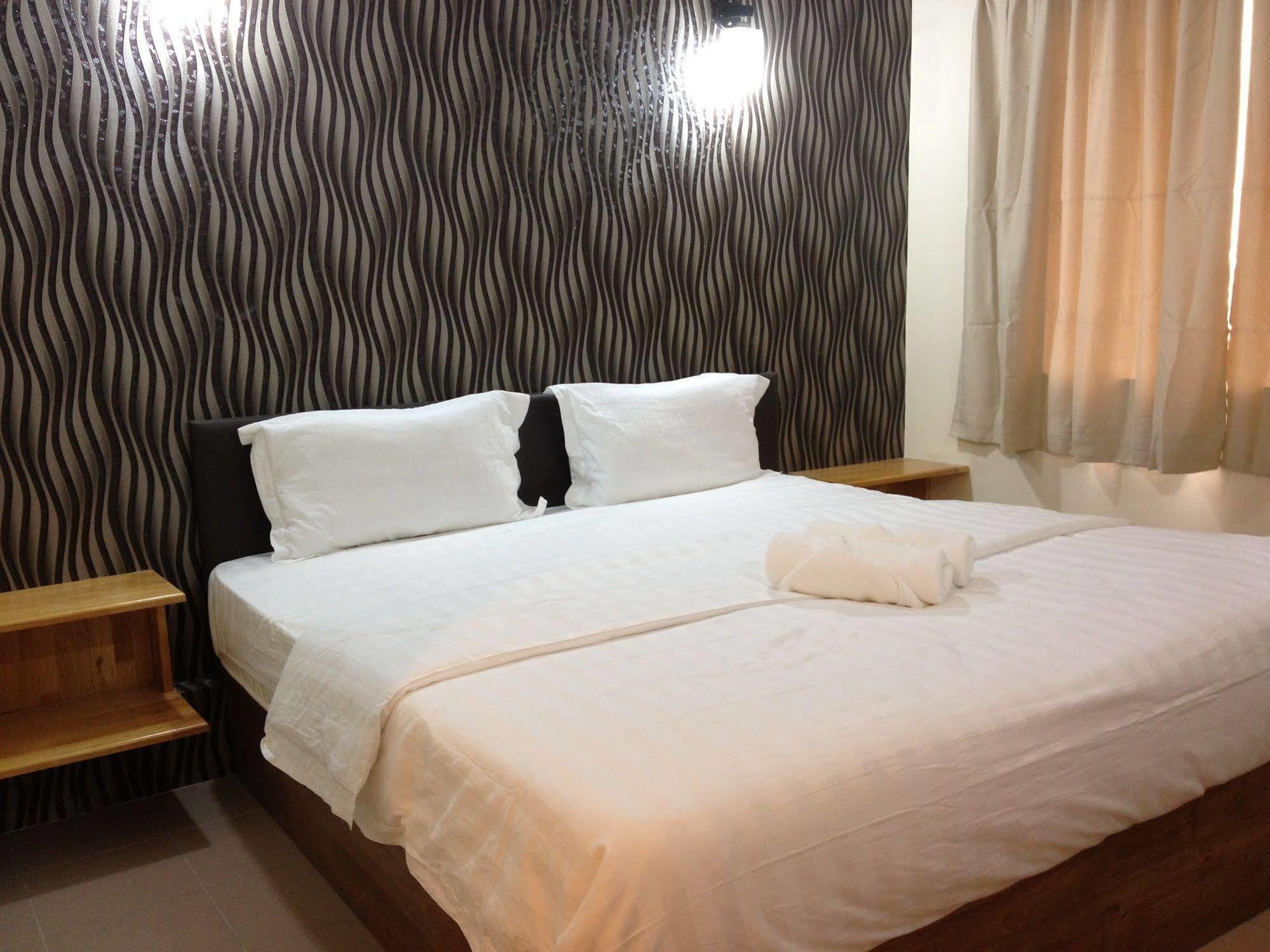Oyo 982 Hotel Sk Каджанг Екстериор снимка