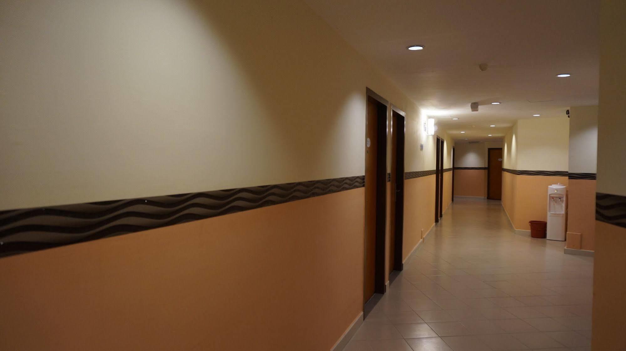 Oyo 982 Hotel Sk Каджанг Екстериор снимка