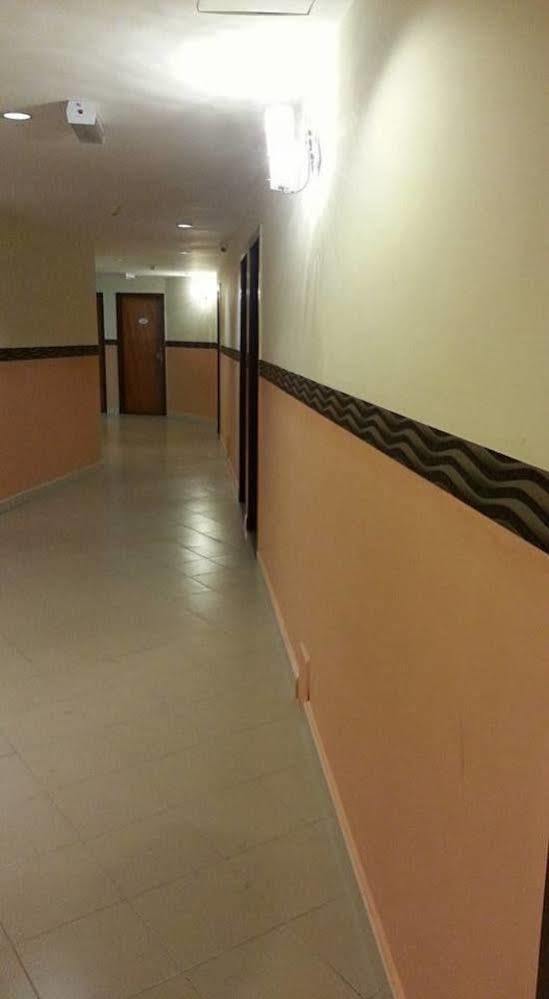 Oyo 982 Hotel Sk Каджанг Екстериор снимка